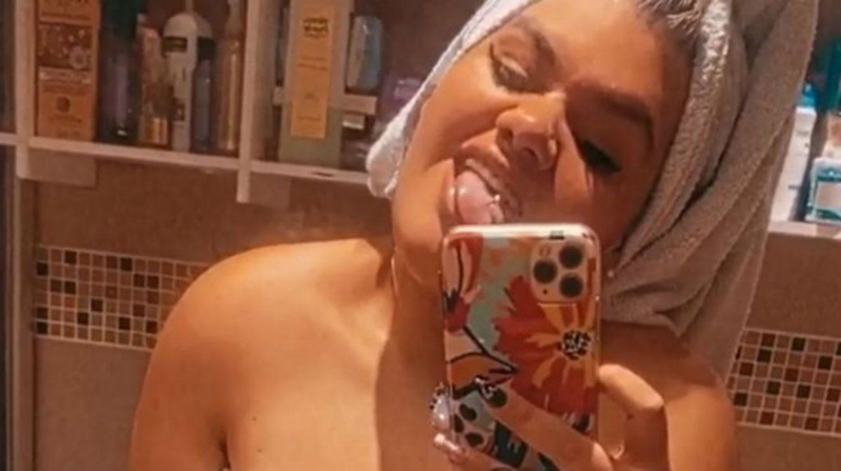 El look de Morena Rial para la marquesina de su nueva obra teatral