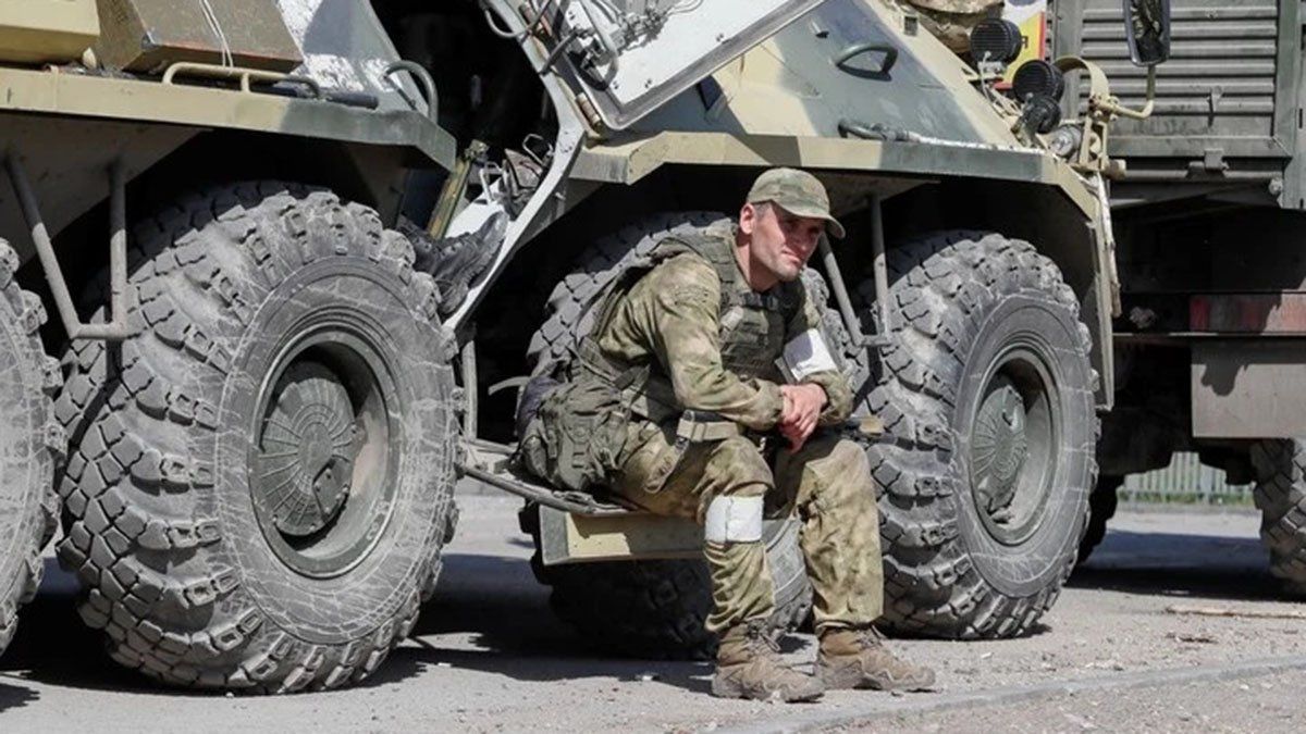 Un miembro del servicio de las tropas prorrusas espera antes de la esperada evacuación de los soldados ucranianos heridos de la acería sitiada Azovstal en el curso del conflicto entre Ucrania y Rusia en Mariúpol. 