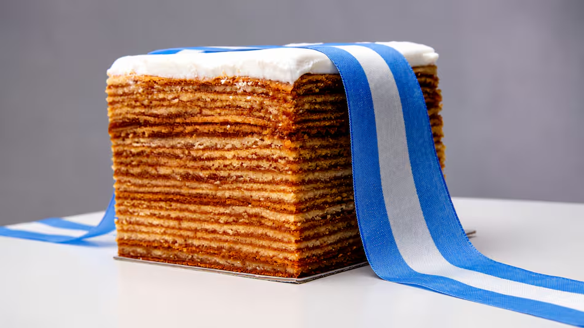 La Torta Argentina nació en Dolores, el “Primer Pueblo Patrio”. Tiene 25 capas, historia del siglo XIX y ahora quiere ser la torta oficial nacional.