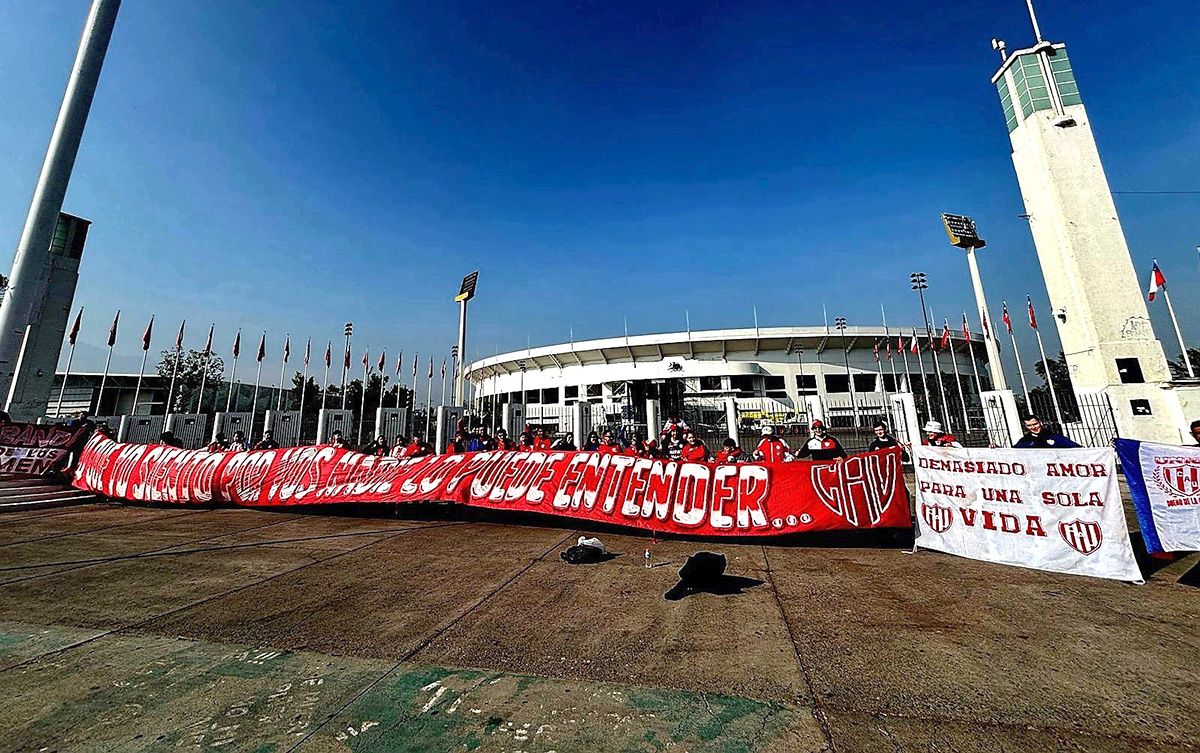 Muchos hinchas de Unión llegaron a Chile para vivir el duelo ante Palestino.