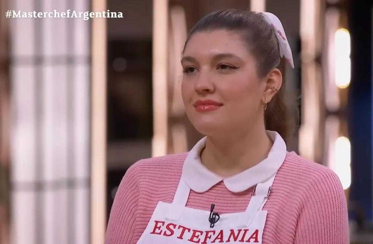 Con un estilo muy particular, Estefanía es una de las cinco finalistas de MasterChef.