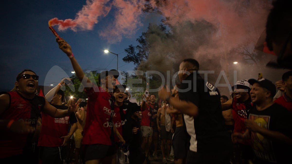 Los santafesinos pintaron el paisaje de Santiago del Estero de roji y negro.