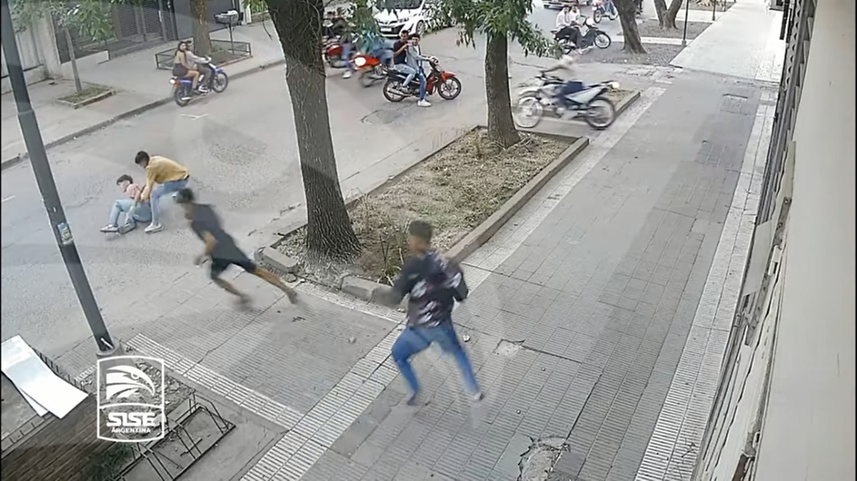 Chaco: treinta delincuentes a bordo de 16 motos golpearon y asaltaron a tres adolescentes