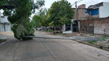 Candioti Norte: casi dos días con la calle cortada por la caída de un poste