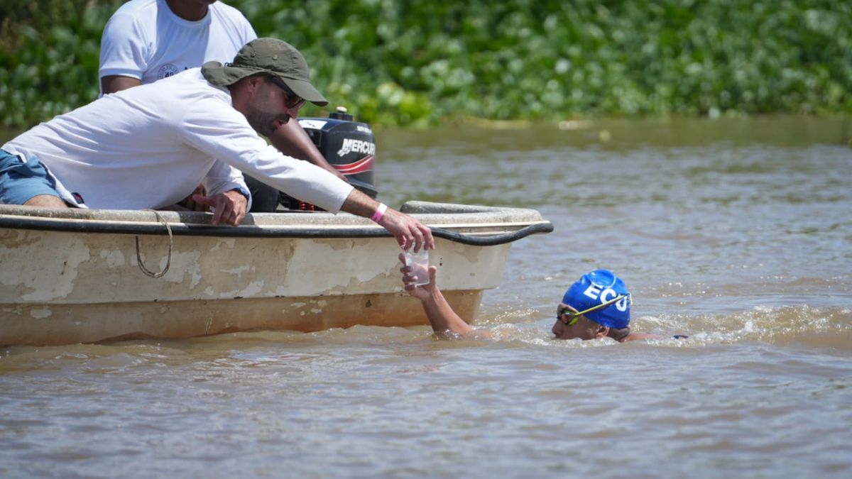 Los nadadores de la Maratón Santa Fe-Coronda ya superaron el balneario recreativo Don Roque tras cinco horas de prueba.