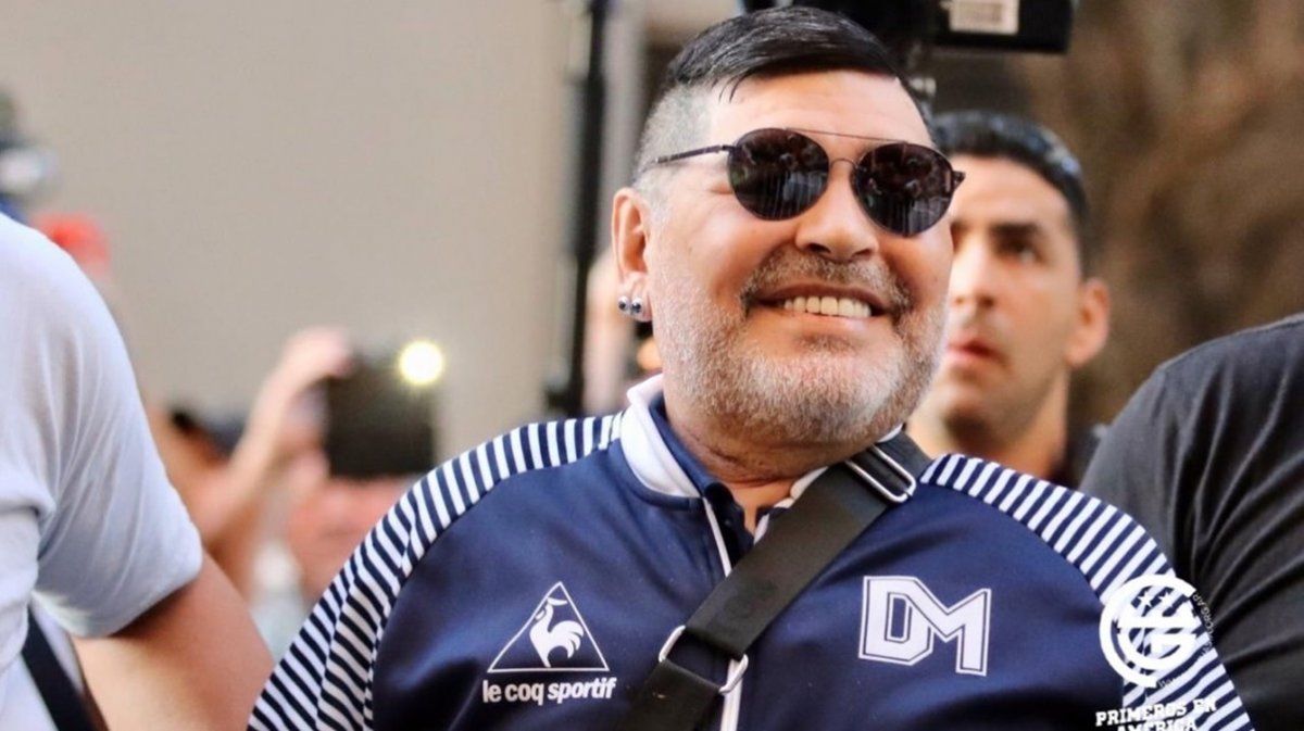 Gran recibimiento para Maradona en el Ducó