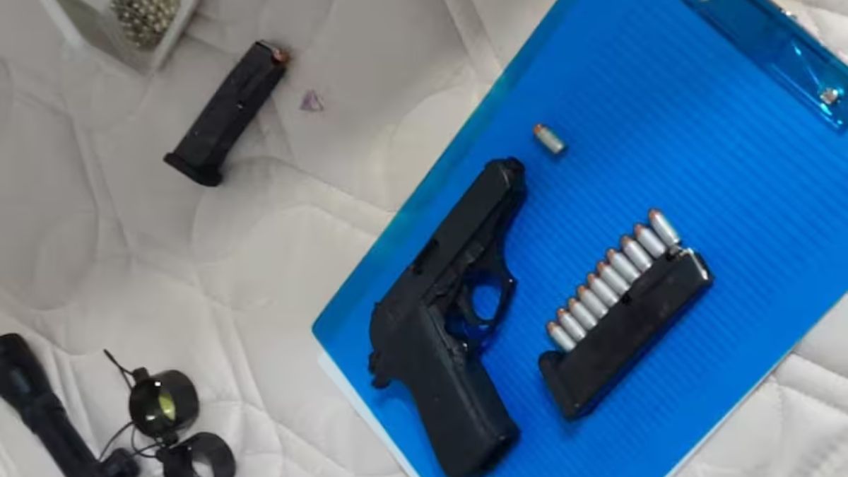 Los peritos secuestraron armas, dinero y dispositivos electrónicos vinculados al caso del doble femicidio en Córdoba. Los peritos secuestraron armas, dinero y dispositivos electrónicos vinculados al caso del doble femicidio en Córdoba.