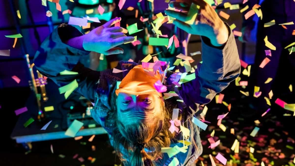 El elenco internacional de Ephemeral Ensemble presentó en El Birri una puesta visual y emotiva, basada en investigaciones sobre terrorismo de Estado.