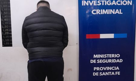 Un presunto integrante de una banda que estaría liderada por Ariel “el Viejo” Cantero, fue detenido este viernes en barrio Plata en la ciudad de Rosario. Un presunto integrante de una banda que estaría liderada por Ariel “el Viejo” Cantero, fue detenido este viernes en barrio Plata en la ciudad de Rosario.