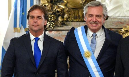 Alberto Fernández se reunió en Uurguay con Lacalle Pou. Alberto Fernández se reunió en Uurguay con Lacalle Pou.