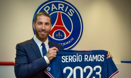Sergio Ramos se convirtió en nuevo jugador del Paris Saint-Germain. Firmó un contrato que lo vincula con el club francés por los próximos dos años. Sergio Ramos se convirtió en nuevo jugador del Paris Saint-Germain. Firmó un contrato que lo vincula con el club francés por los próximos dos años.