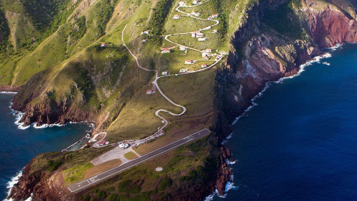 La pista de aterrizaje está construida junto al mar