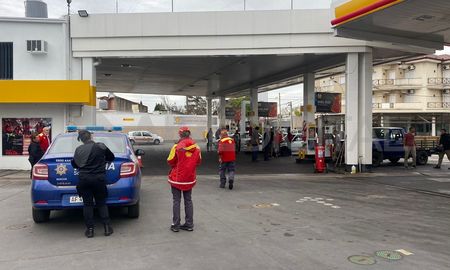 El delincuente fue atrapado por trabajadores y clientes de la estación de servicio. El delincuente fue atrapado por trabajadores y clientes de la estación de servicio.