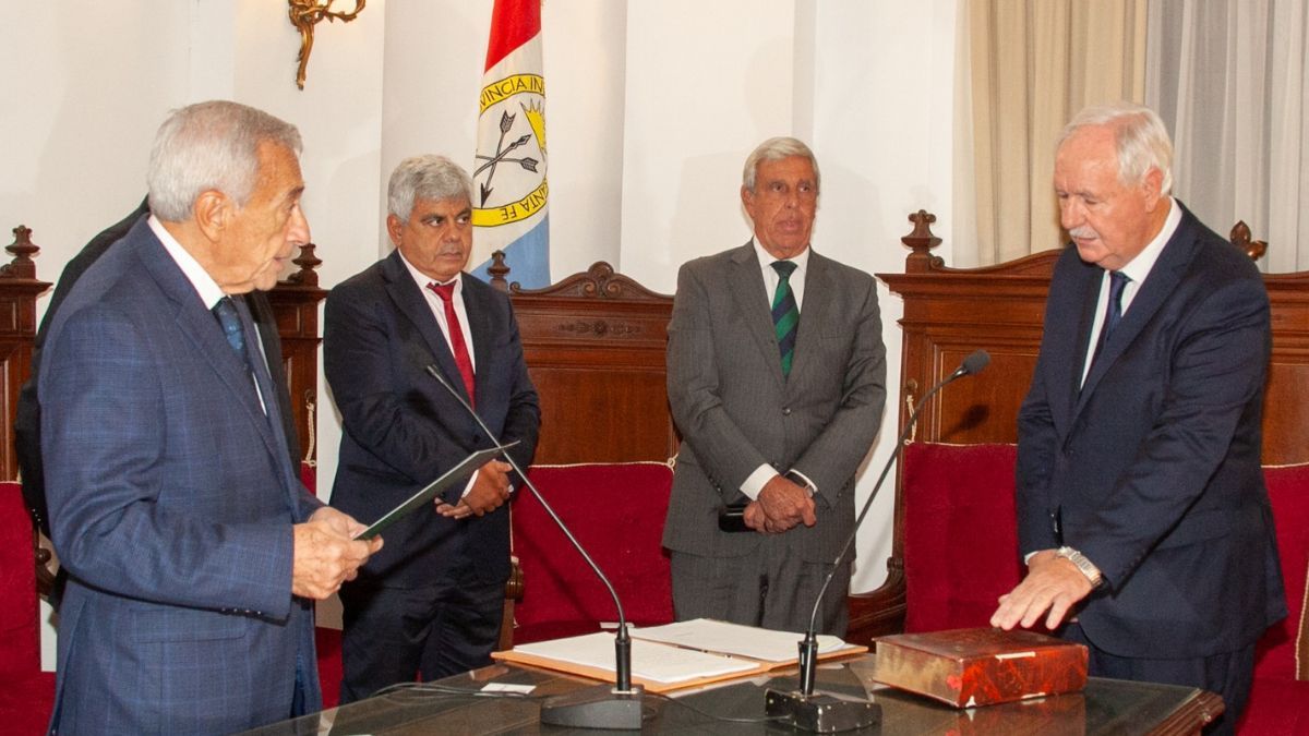 Weder tomó juramento este miércoles en santa Fe.
