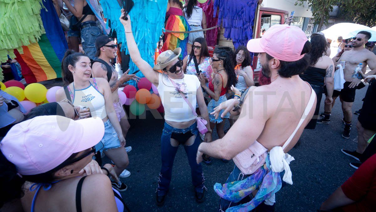 Multitudinaria convocatoria en la Marcha del Orgullo. Miles de personas recorrieron las calles de Santa Fe con banderas, disfraces y un mensaje de inclusión y diversidad.