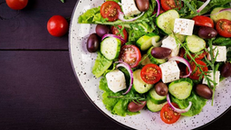 altText(Ensalada griega: la receta perfecta para los días de calor)}