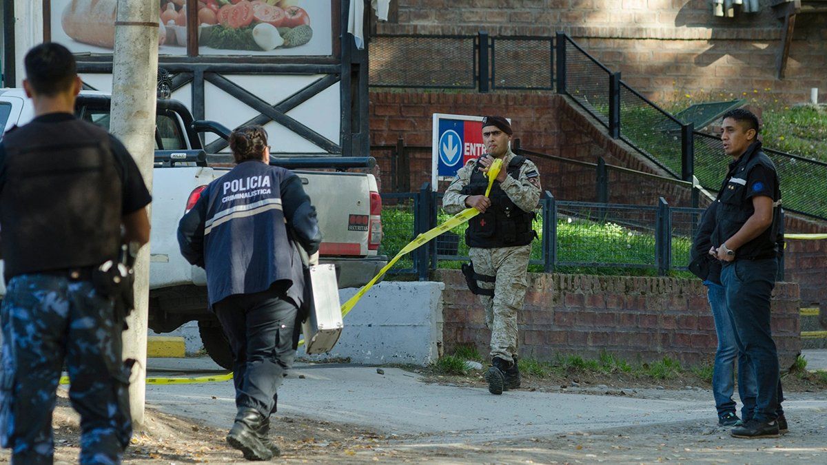 La discusión que se originó entre dos o tres personas en la fila de un supermercado de Bariloche finalizó con un joven de 23 años asesinado a puñaladas a la salida del comercio.