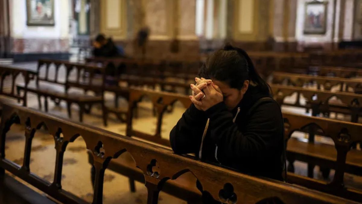 El catolicismo mantiene una presencia más fuerte en el interior del país, mientras que las personas sin filiación religiosa se concentran en mayor medida en el Área Metropolitana de Buenos Aires. El catolicismo mantiene una presencia más fuerte en el interior del país, mientras que las personas sin filiación religiosa se concentran en mayor medida en el Área Metropolitana de Buenos Aires.
