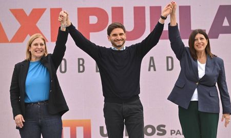 Clara García junto a Maximiliano Pullaro, candidato a gobernador y Gisela Scaglia, candidata a vice gobernadora.