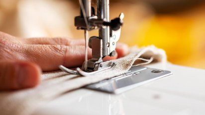 El rol de las costureras en la industria de la moda.