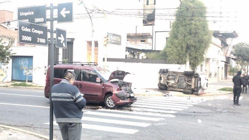 Una camioneta pasó un semáforo en rojo y chocó con otra en el centro