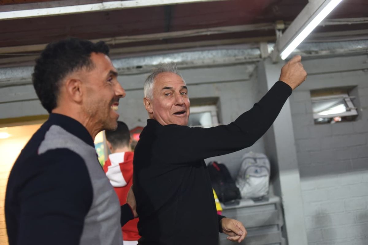Carlos Tevez junto a Leonardo Madelón en el empate de Unión y Talleres. Carlos Tevez junto a Leonardo Madelón en el empate de Unión y Talleres.