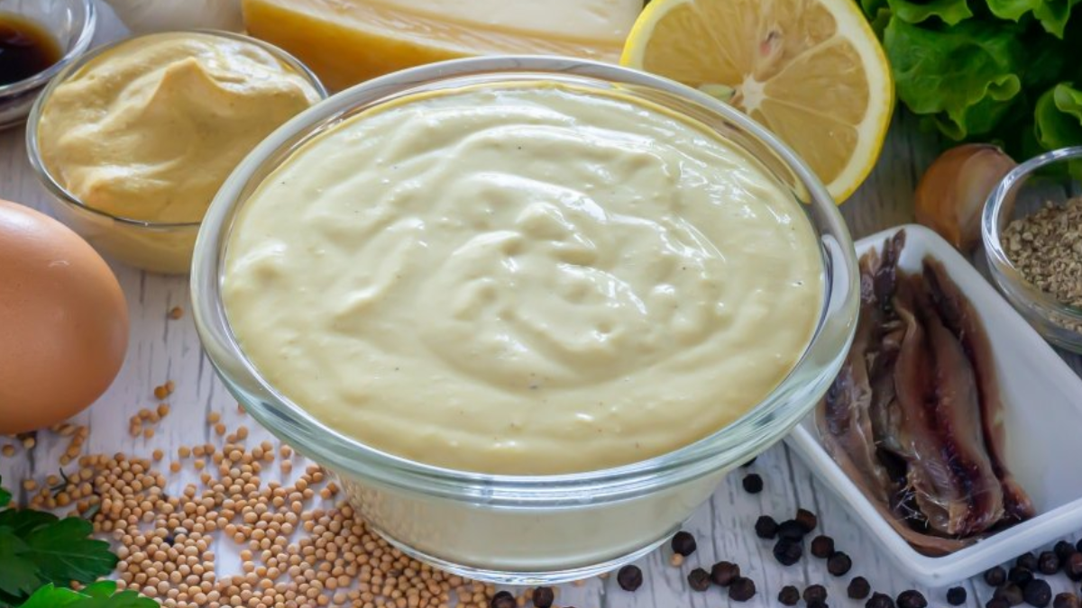 Cómo hacer salsa César en casa: la receta tradicional