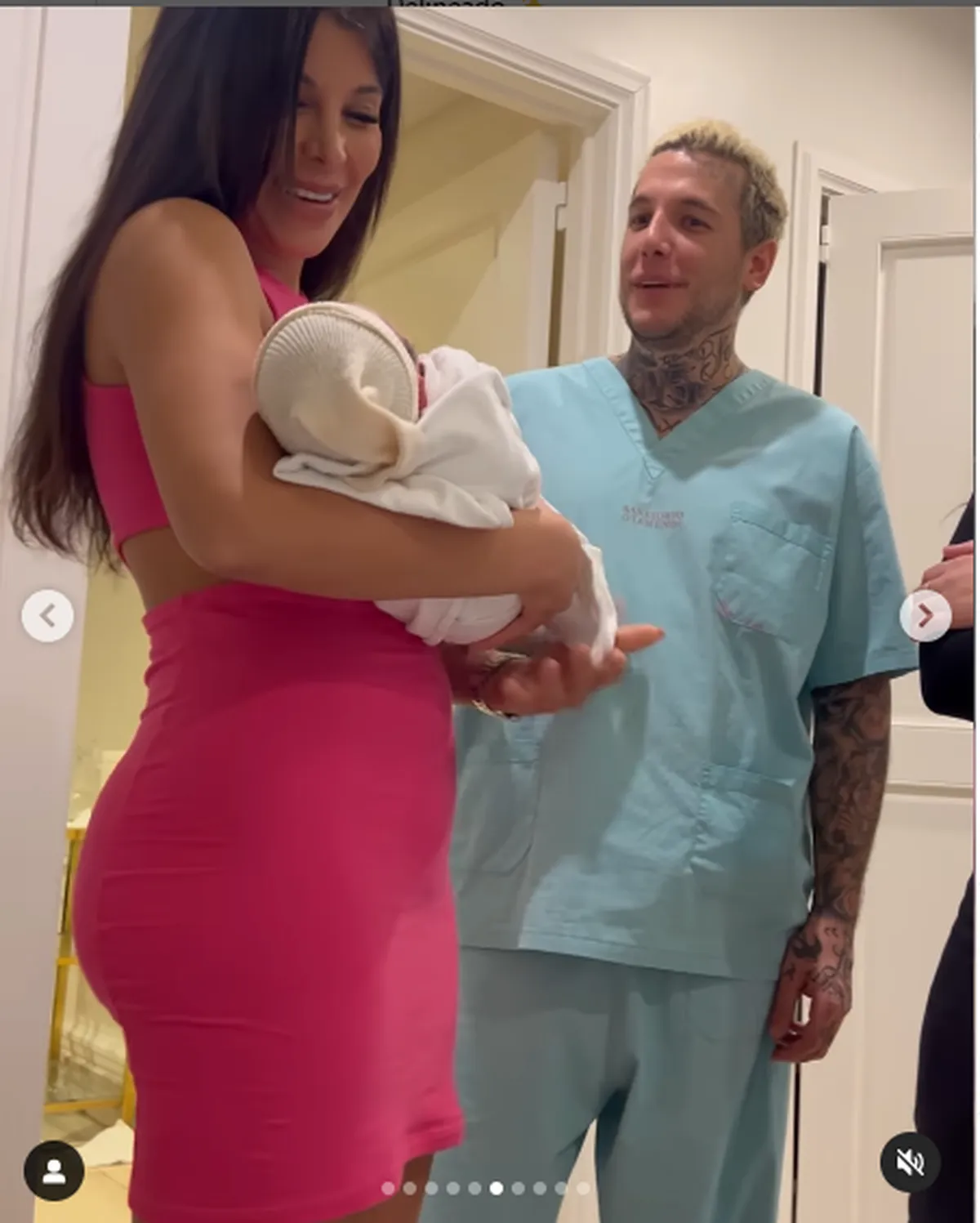 La tremenda reacción de Charlotte Caniggia al hacerle upa a su sobrina por primera vez. La tremenda reacción de Charlotte Caniggia al hacerle upa a su sobrina por primera vez.