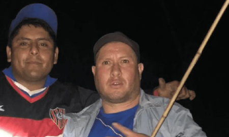 Se sacaron una foto pescando y terminaron llorando por un fantasma que apareció detrás Se sacaron una foto pescando y terminaron llorando por un fantasma que apareció detrás