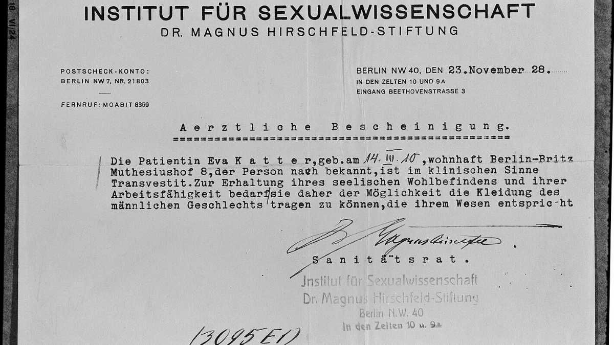 El llamado certificado o licencia de travesti era un documento expedido desde 1909 hasta, presumiblemente, la década de 1950, que permitía a su titular vestir ropa del sexo opuesto en público sin temor a represalias policiales. El llamado certificado o licencia de travesti era un documento expedido desde 1909 hasta, presumiblemente, la década de 1950, que permitía a su titular vestir ropa del sexo opuesto en público sin temor a represalias policiales.