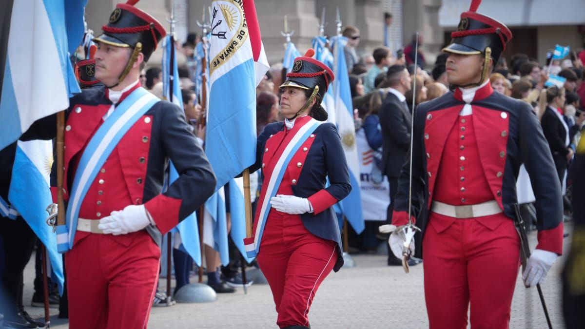 Con la Casa de Gobierno de fondo, se realizó el acto central y el desfile cívico-militar por el 25 de Mayo en Santa Fe. Con la Casa de Gobierno de fondo, se realizó el acto central y el desfile cívico-militar por el 25 de Mayo en Santa Fe.