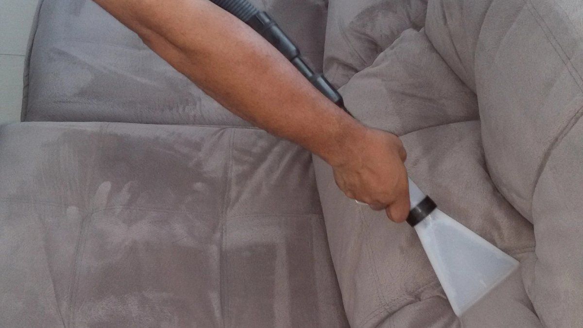 C&oacute;mo limpiar el sof&aacute; con trucos caseros