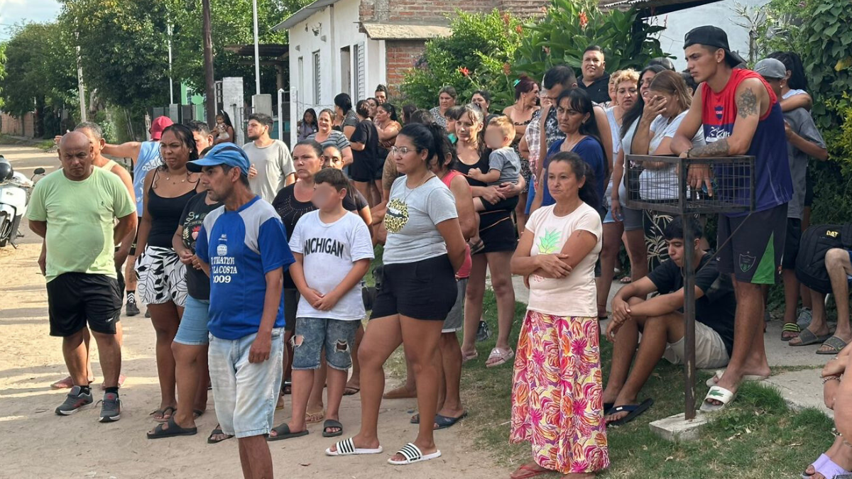 Vecinos de Los Espinillos se reunieron en la plazoleta Malvinas para reclamar mayor seguridad en San José del Rincón.