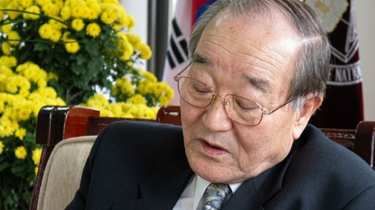El científico surcoreano Ho Wang Lee en su laboratorio, donde logró aislar el hantavirus en 1976.