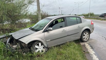 Accidente en Circunvalación Oeste: un hombre perdió el control de su auto y chocó tras un intento de ataque con piedrazos
