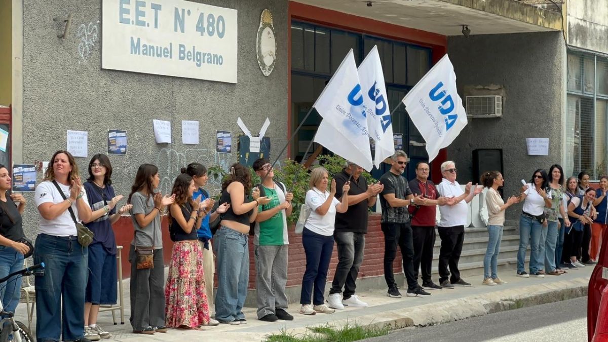 Del abrazo simbólico participaron personal docente y no docente y alumnos del establecimiento.