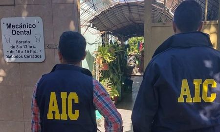Los agentes de la AIC en el lugar allanado. Los agentes de la AIC en el lugar allanado.