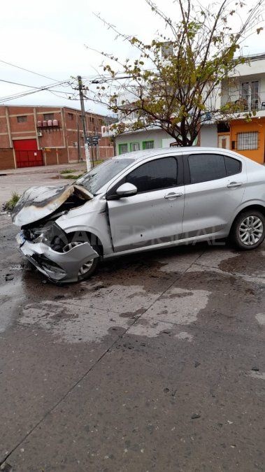 El Fiat Cronos luego de la colisión tomó fuego que fue extinto por los bomberos zapadores.