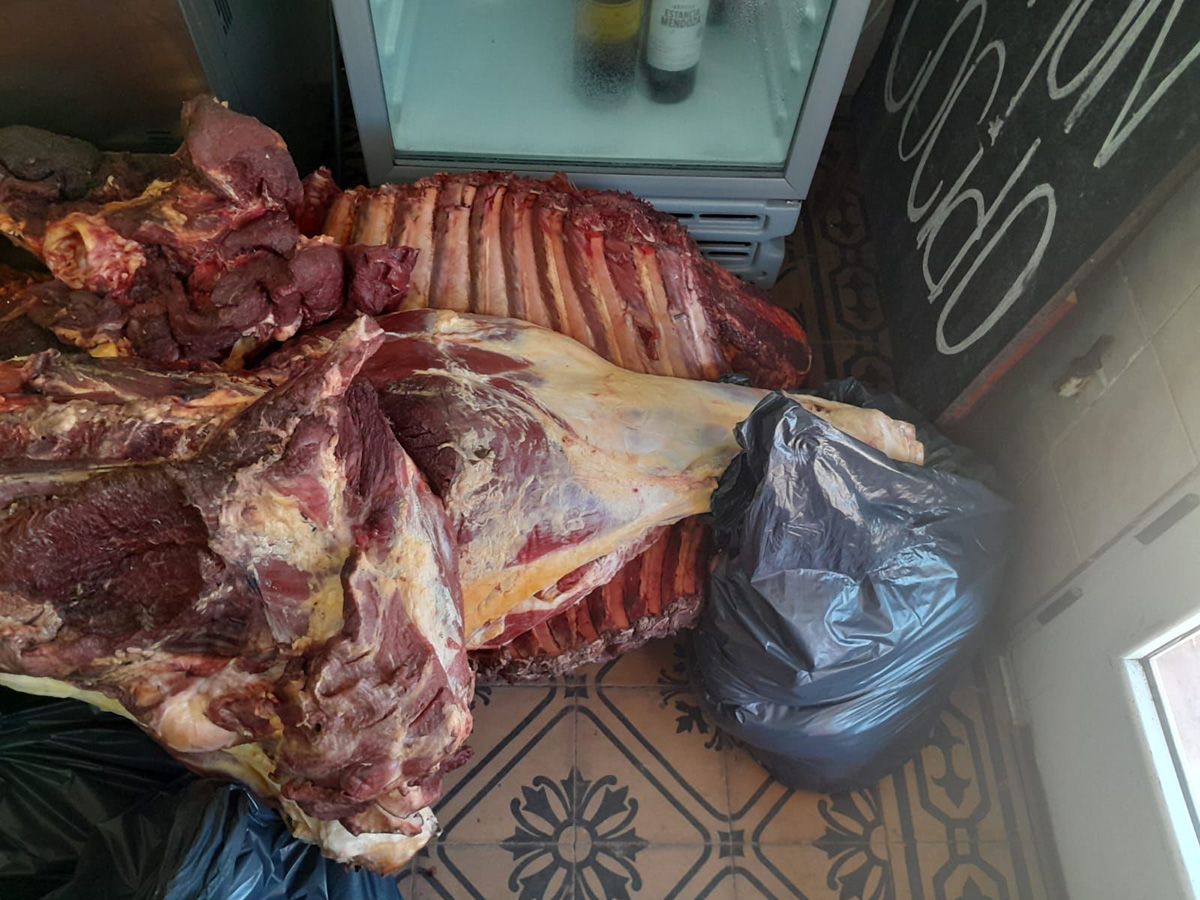 Durante los controles se secuestraron más de 550 kilos de carne y embutidos, panes de material estupefaciente y un arma de fuego. Interviene la división Microtráfico de la PDI por orden judicial.