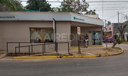 El cajero está situado en el Banco de Santa Fe y frente a la plaza principal. El cajero está situado en el Banco de Santa Fe y frente a la plaza principal.