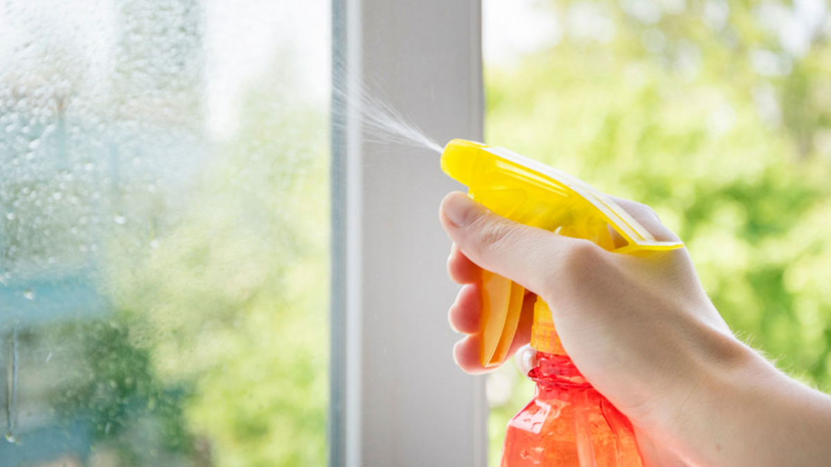 La receta perfecta para hacer limpiavidrios caseros en casa. La receta perfecta para hacer limpiavidrios caseros en casa.