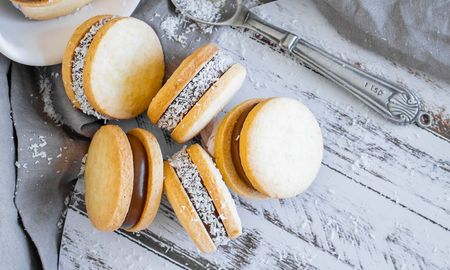 Alfajorcitos de maicena con mucho dulce de leche. Alfajorcitos de maicena con mucho dulce de leche.