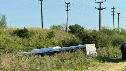 Impactante accidente en Santa Fe: un colectivo despistó en Circunvalación, se cruzó de carril y terminó cerca del terraplén