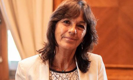 “Creemos que esta vez vamos a poder sancionar las dos normas que mandamos”, dice Vilma Ibarra, secretaria de Legal y Técnica y quien coordinó la redacción de ambas iniciativas. Cuenta que ya están pensando en la implementación de la ley de IVE. “Creemos que esta vez vamos a poder sancionar las dos normas que mandamos”, dice Vilma Ibarra, secretaria de Legal y Técnica y quien coordinó la redacción de ambas iniciativas. Cuenta que ya están pensando en la implementación de la ley de IVE.