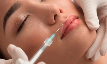Las inyecciones de ácido hialurónico solo la deben realizar médicos o profesionales de la salud. Las inyecciones de ácido hialurónico solo la deben realizar médicos o profesionales de la salud.
