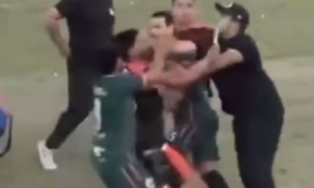 Fue a jugar un partido de fútbol, sacó un cuchillo y quiso apuñalar a un rival en pleno juego Fue a jugar un partido de fútbol, sacó un cuchillo y quiso apuñalar a un rival en pleno juego