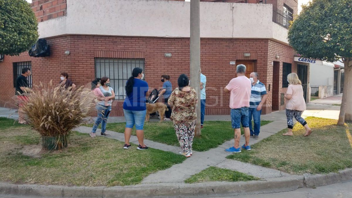 Los vecinos se reunieron en la esquina de 12 de Infantería y Güemes para exponer la situación que los aqueja.