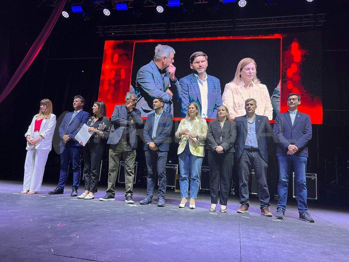 El gobernador Maximiliano Pullaro, la vicegobernadora Gisela Scaglia, la presidenta de la Cámara de Diputados de la provincia Clara García, entre otras autoridades participaron del evento. El gobernador Maximiliano Pullaro, la vicegobernadora Gisela Scaglia, la presidenta de la Cámara de Diputados de la provincia Clara García, entre otras autoridades participaron del evento.