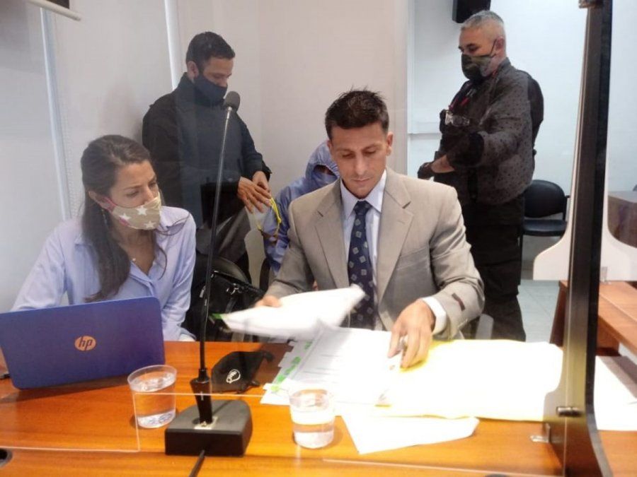 Orlando Toniolo, defensor público junto a su colaboradora. Atrás, el acusado