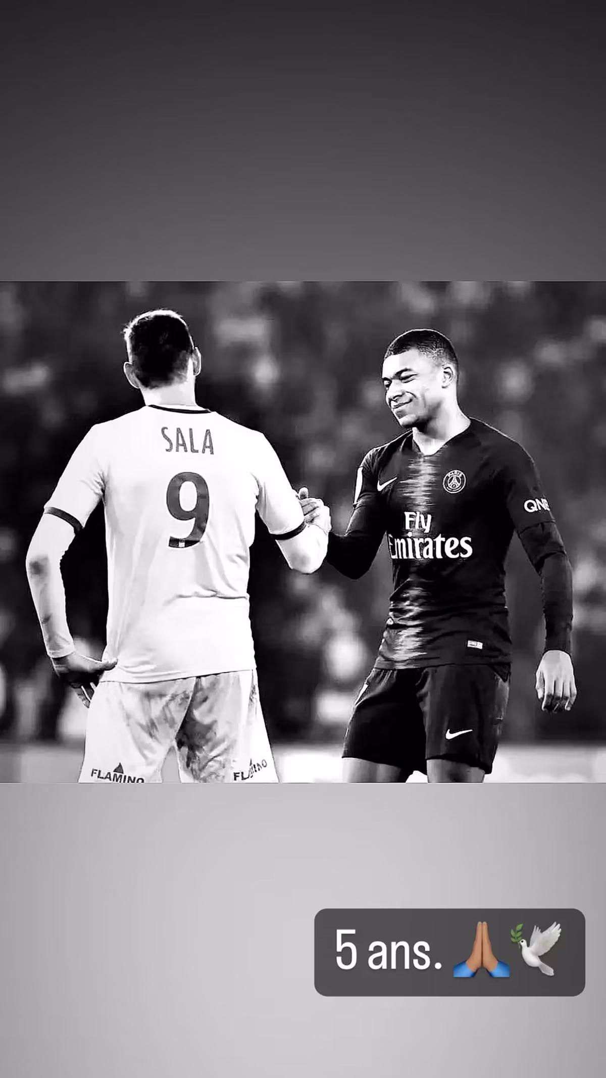 5 años y un emoticón de rezo y una paloma en significado de paz, fue el texto que acompaño a la imagen del recuerdo de Mbappé a Emiliano Sala en su Instagram personal. 5 años y un emoticón de rezo y una paloma en significado de paz, fue el texto que acompaño a la imagen del recuerdo de Mbappé a Emiliano Sala en su Instagram personal.